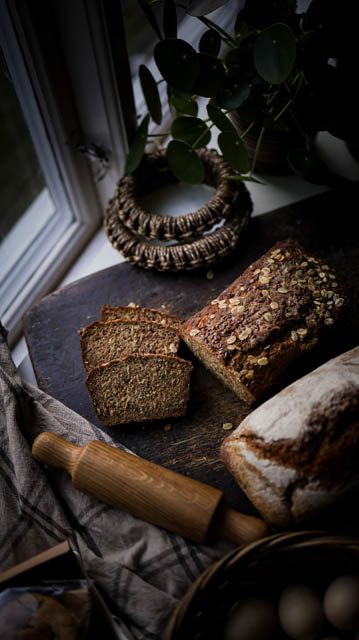 Skivad glutenfri frölimpa på skärbräda